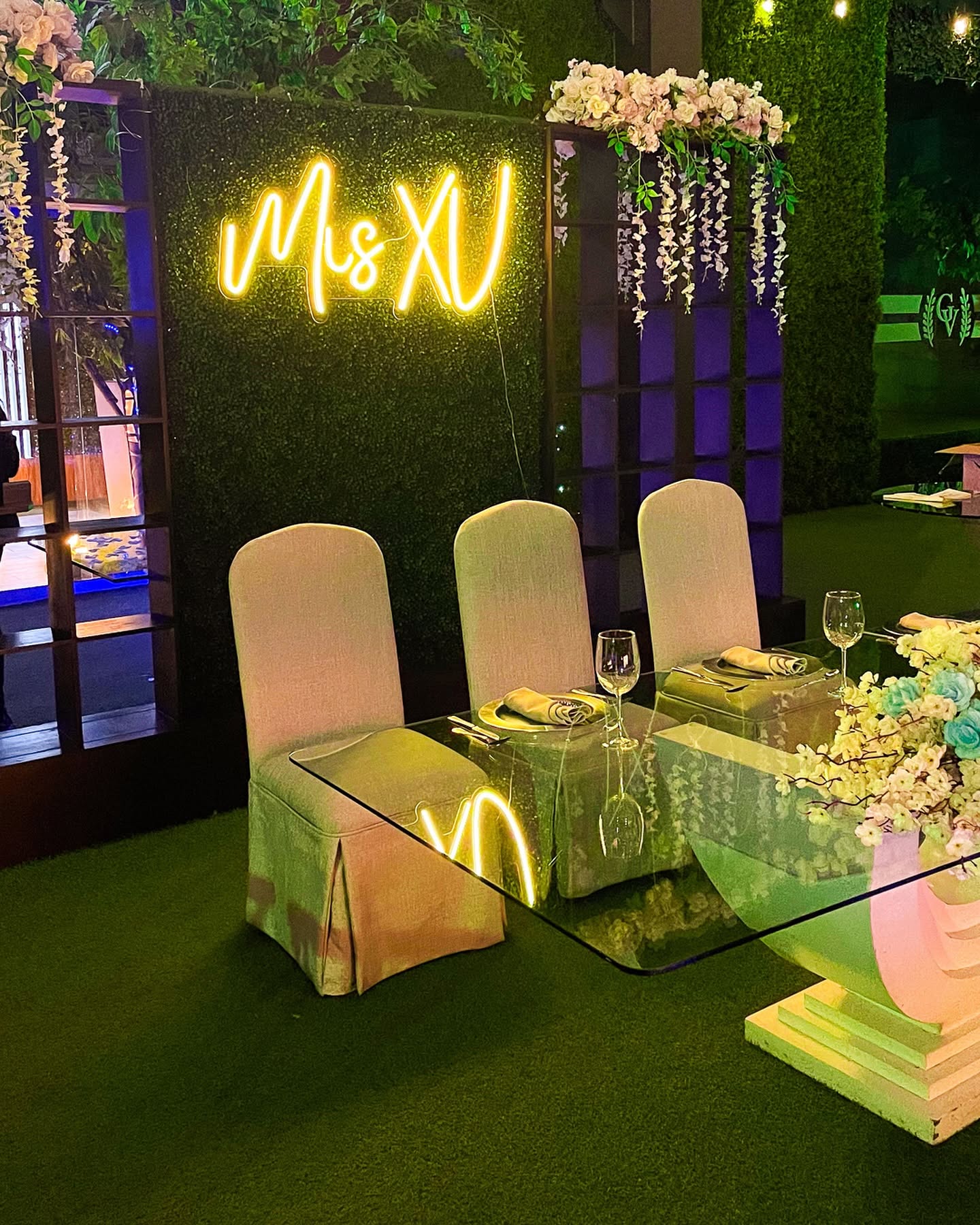 Mesa de novios con letrero de neón