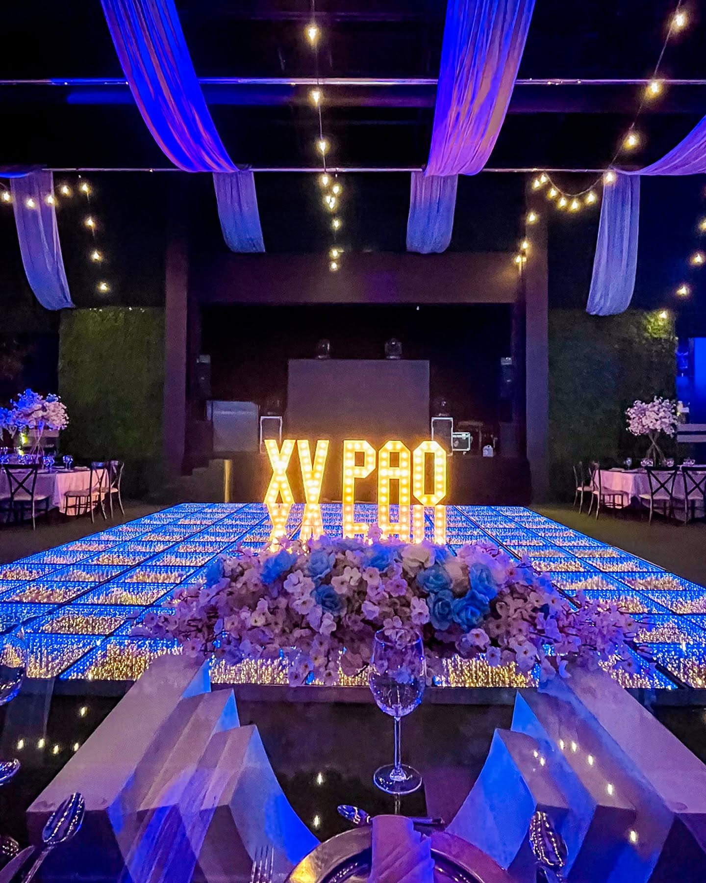 Pista LED con letras luminosas
