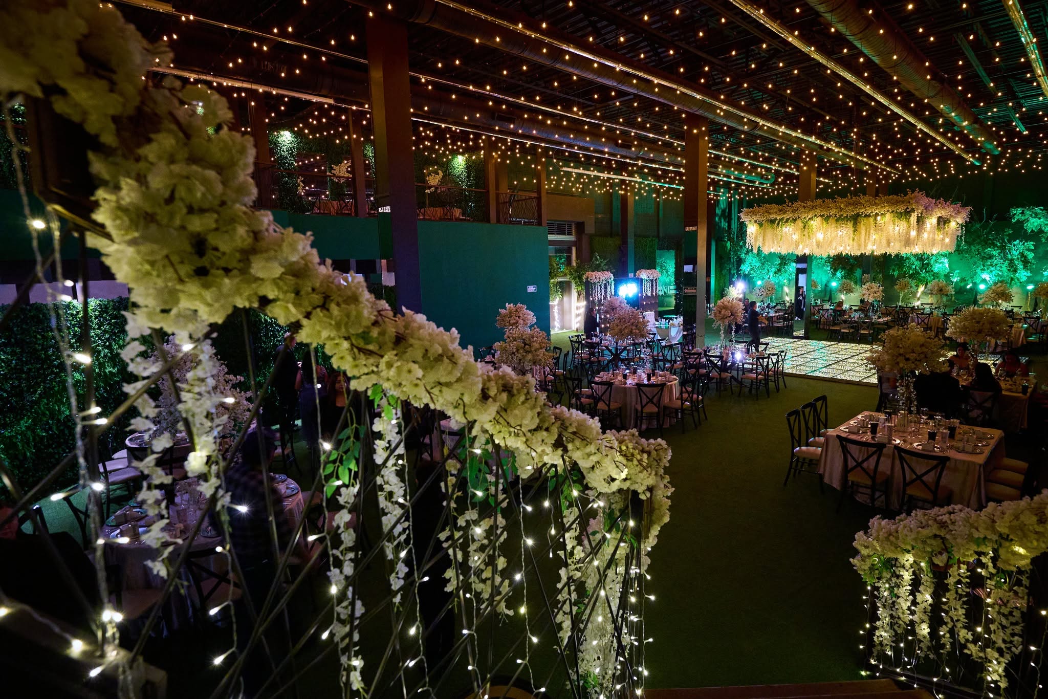 Salón con glicinas colgantes